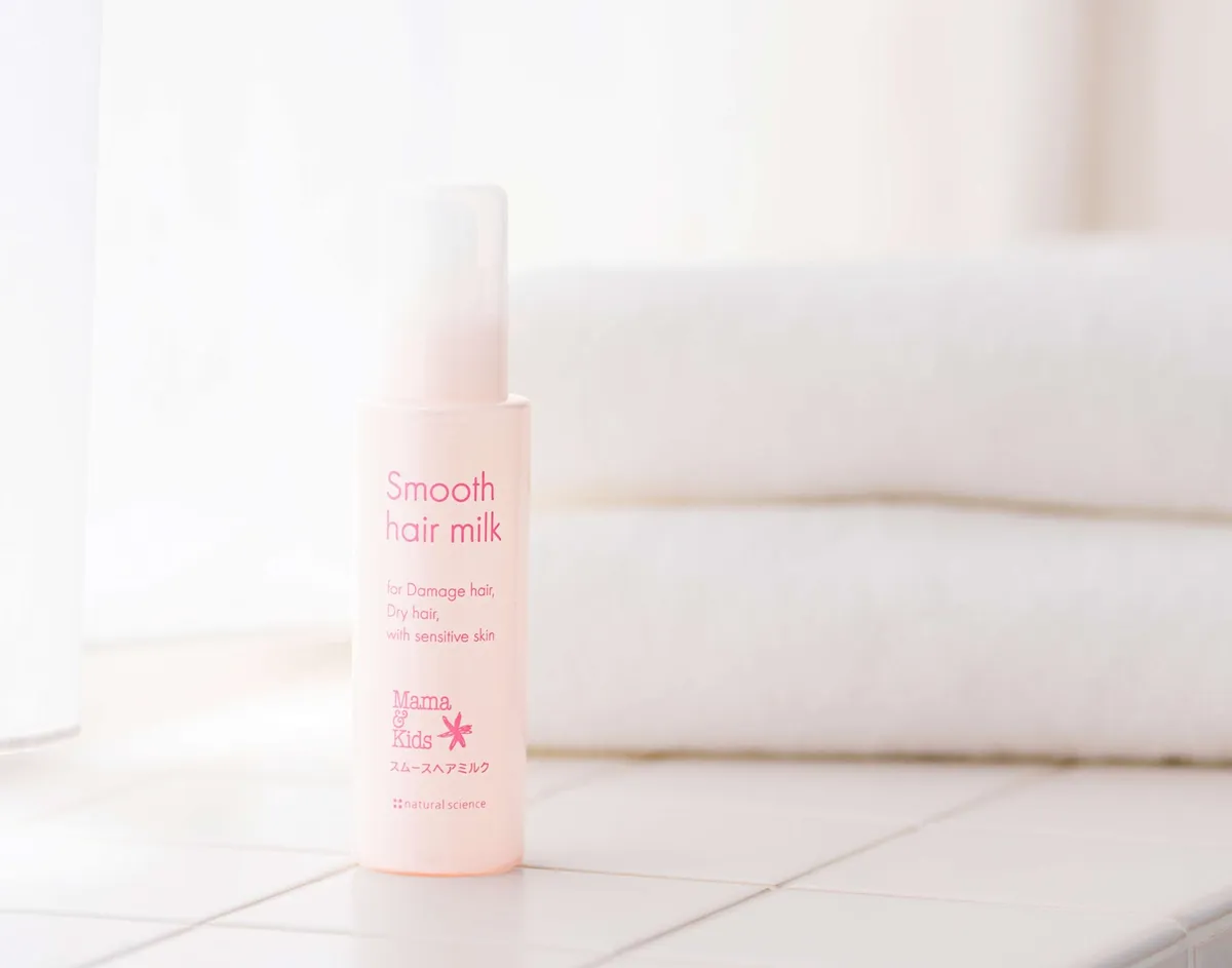 清潔感のあるバスルームに置かれたママ＆キッズ スムースヘアミルク