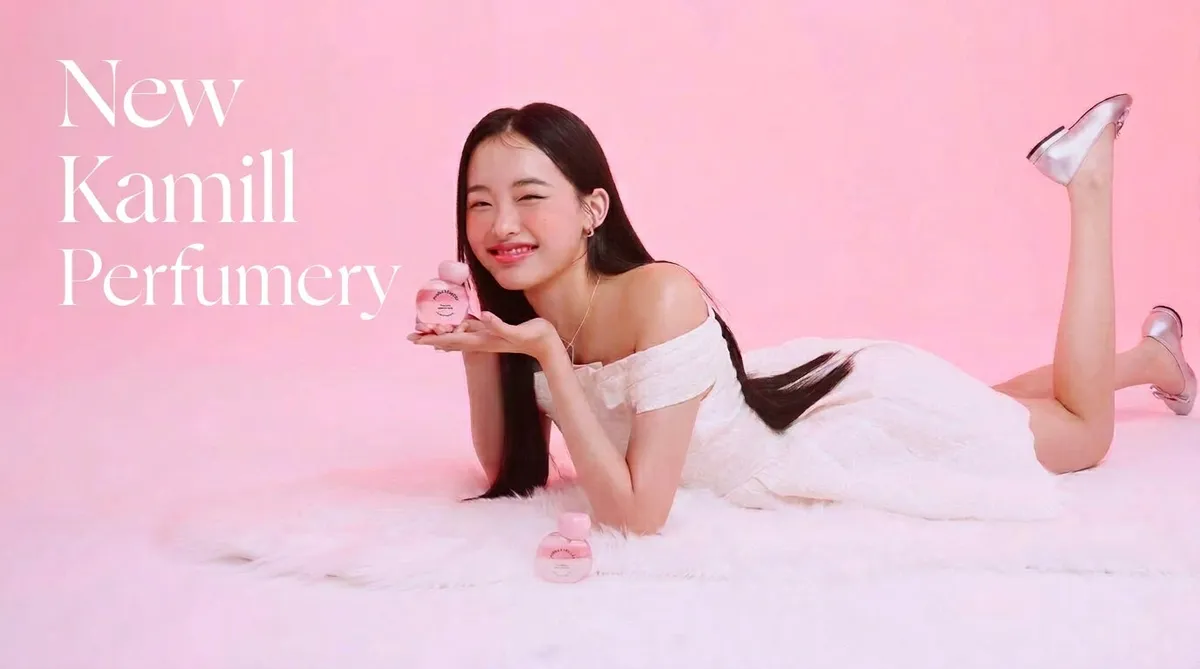 Kamillの新作ヘアミストを手にするモデル