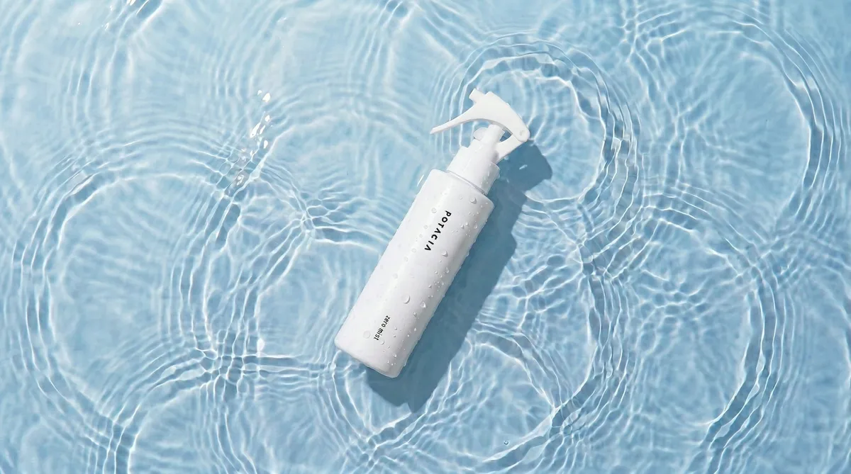 水面に浮かぶPOTACIA ゼロミストのボトル