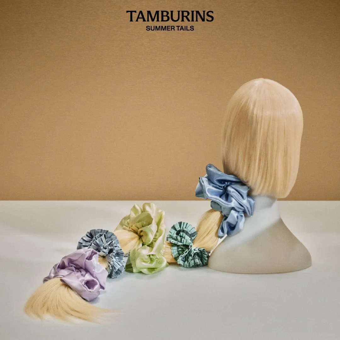 ブロンドヘアに飾られた彩り豊かなHAIR PERFUME SCRUNCHIE