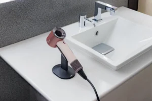 ダイソン新型ドライヤーがANAラウンジに登場！小型・軽量＆海外対応で旅先の美髪を叶える