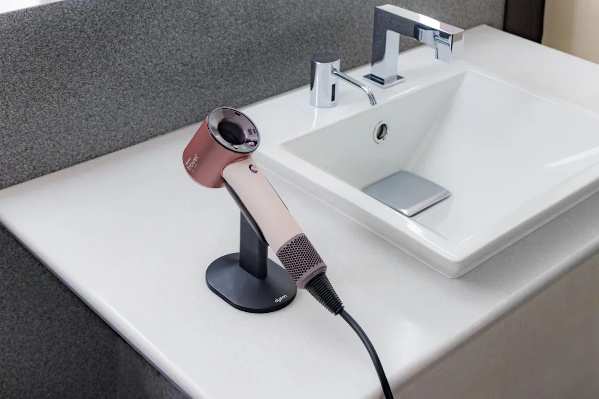 ANA SUITE LOUNGEのシャワー室に設置されたダイソンの新型ドライヤー