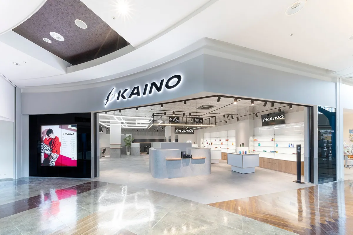 KAINO イオンモール堺北花田店の開放的なショップエリアと豊富なヘアケア製品のディスプレイ