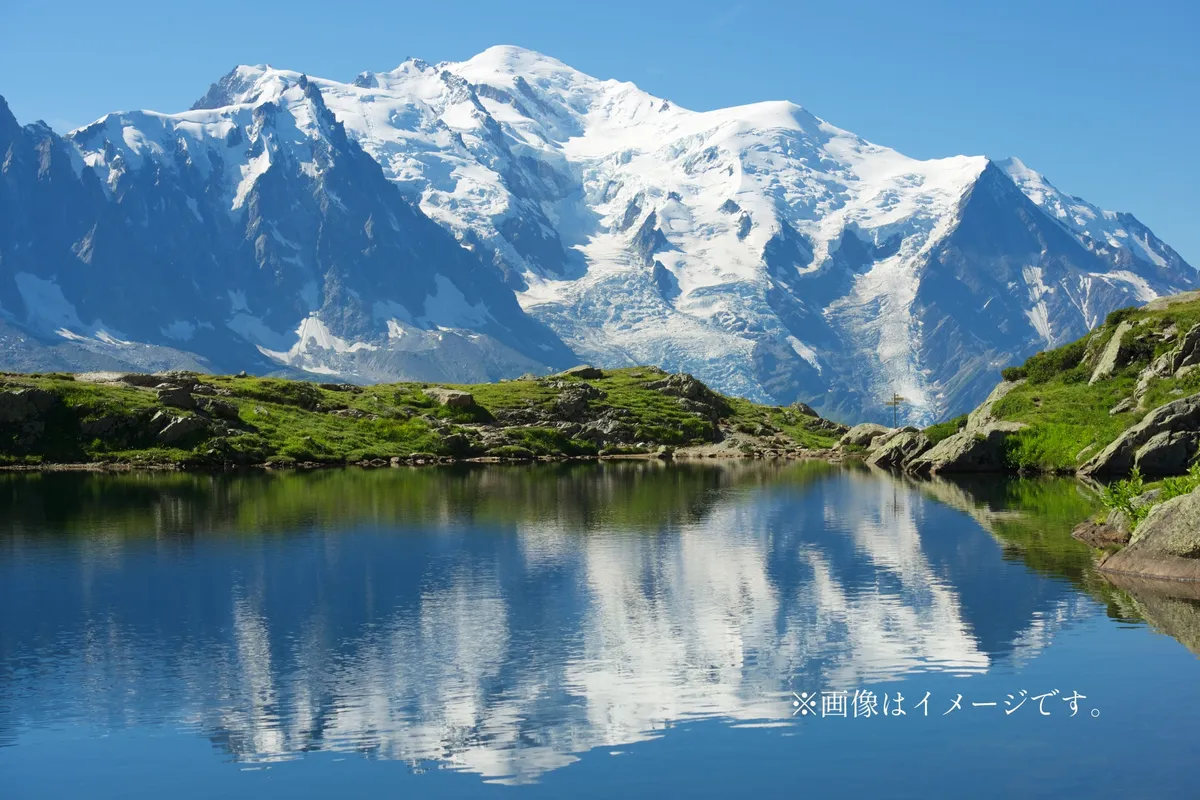 アルプスの美しい雪山と透き通る湖の風景