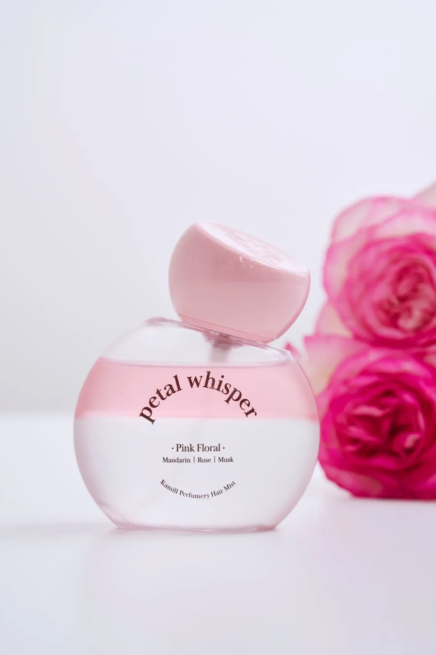 華やかなピンクフローラルをイメージしたボトルデザイン