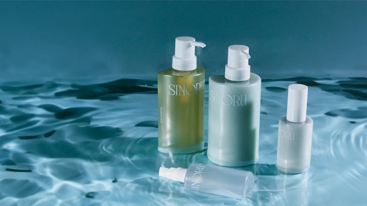 水面に並ぶLOVE PASSPORT SINORUのヘアケアラインナップ