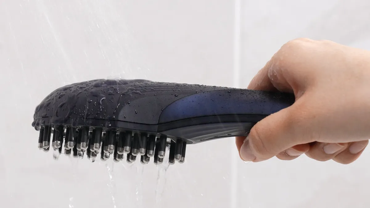 水に濡れた状態のトリートメントプロ本体