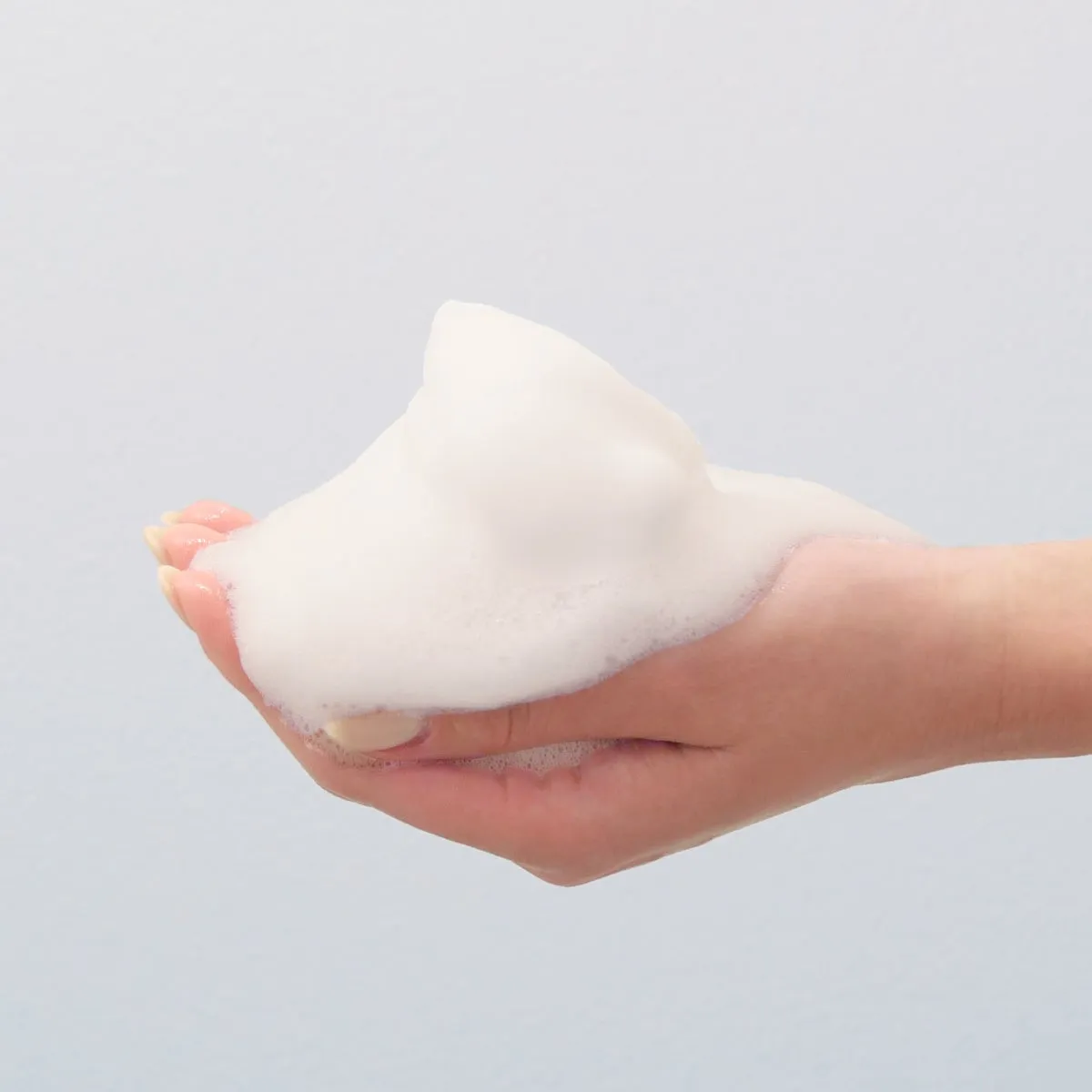 手の上の濃厚な泡