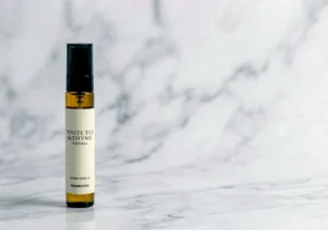 憧れの“ホテルライク”な香りを纏う。天然精油100％の「ホワイトティー＆タイム」ヘアオイルが誕生！