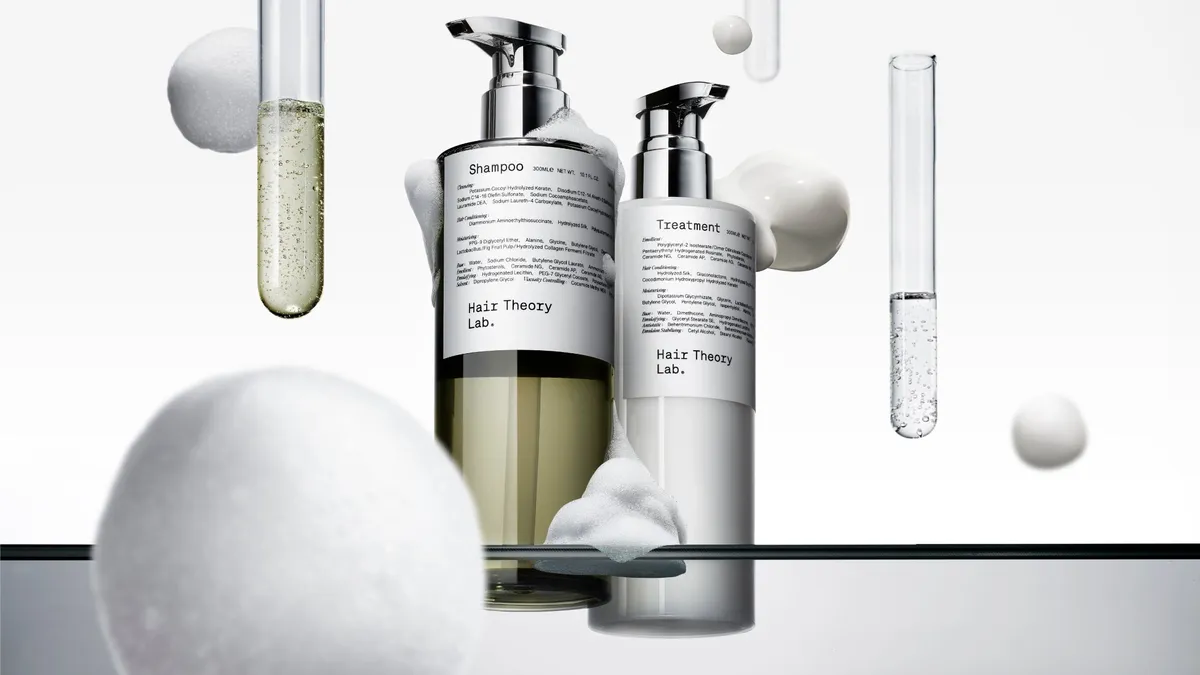 試験管と泡に包まれたHair Theory Lab®のシャンプー＆トリートメント