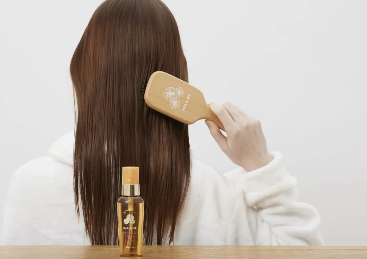 ヘアオイルとブラシで整えた艶やかな髪