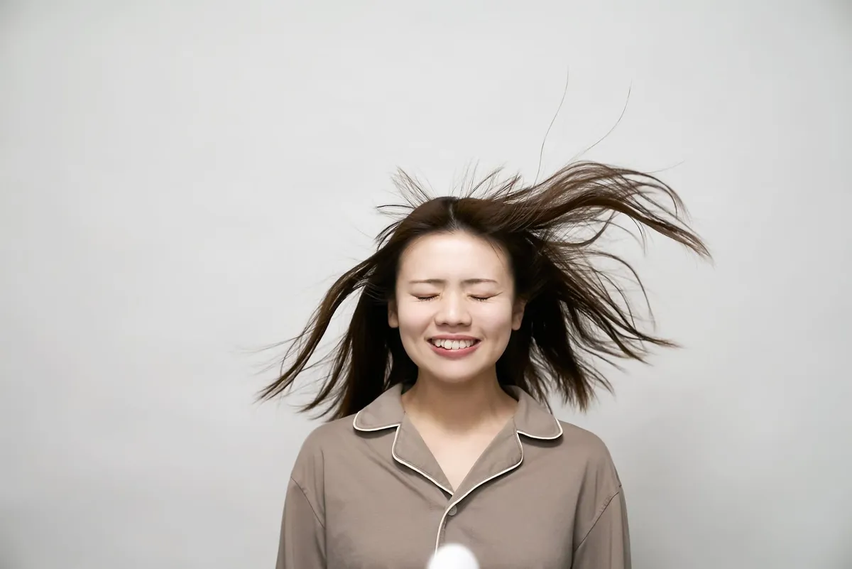 爆風で髪がなびく様子