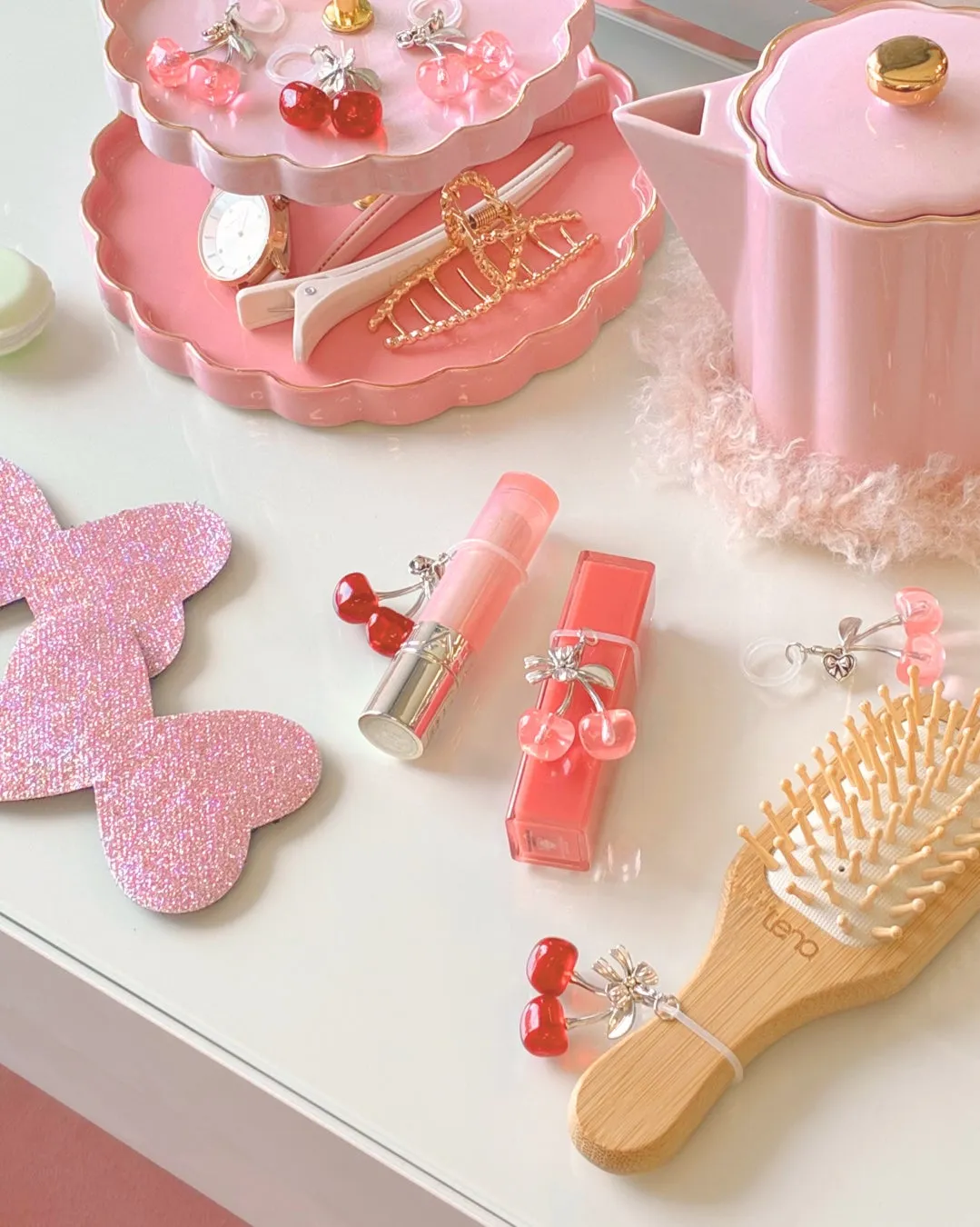 Lenaのヘアブラシや前髪シート、アンブレラマーカーが並ぶおしゃれなドレッサー周り。