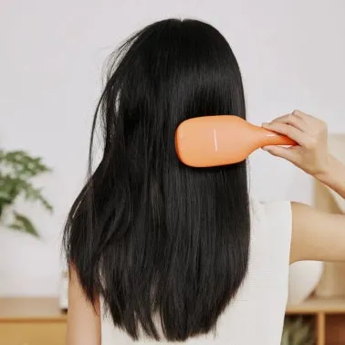 女性が実際にスカルプケア美髪ブラシを使用してブラッシングしている様子