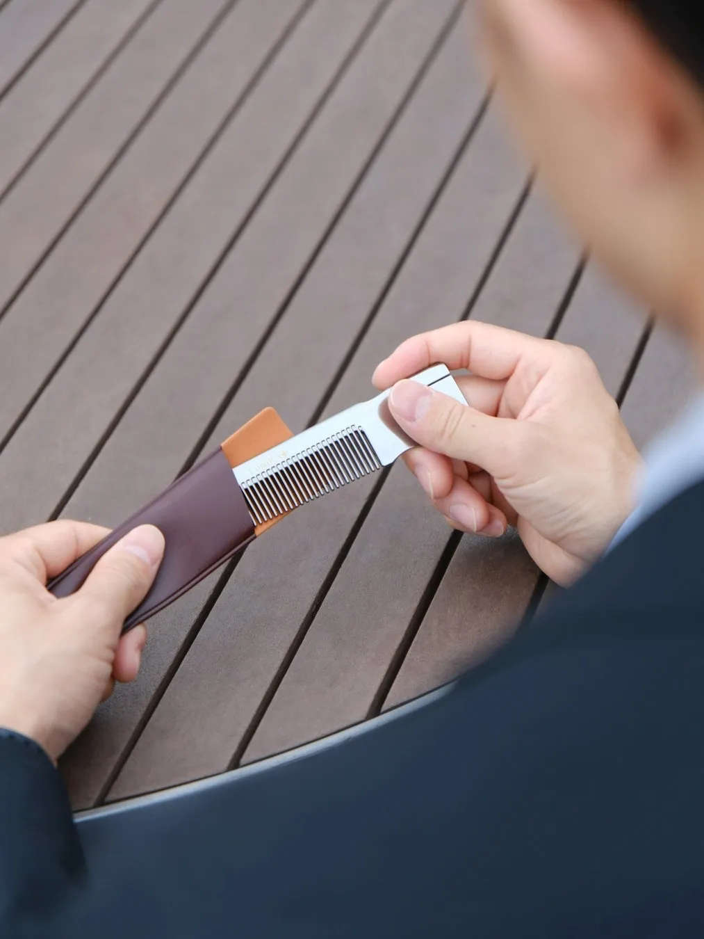 屋外のテーブルでコームを手に取る様子