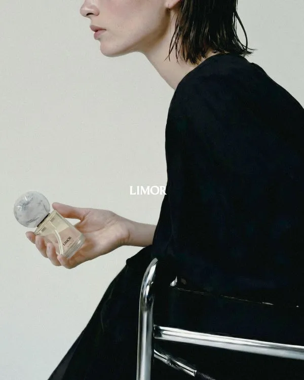 LIMORのヘアオイルを手に取る様子