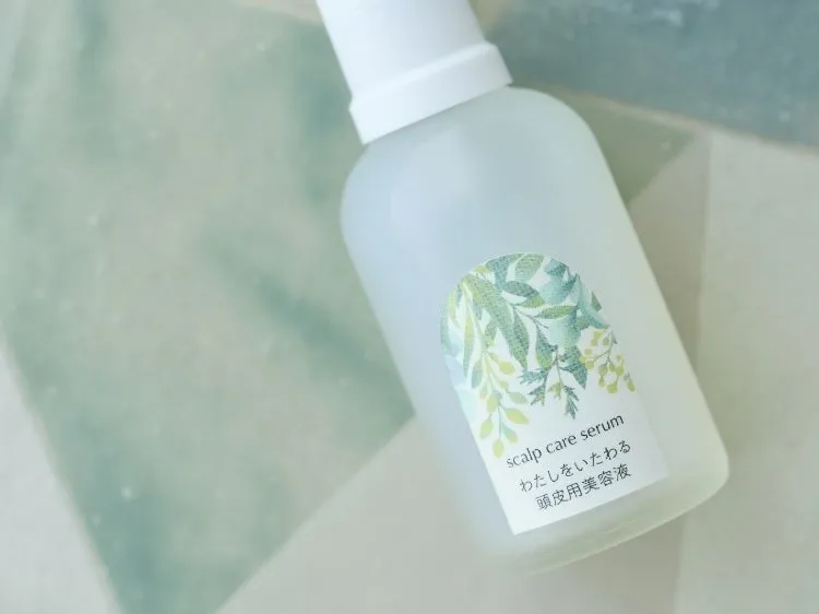 透明感のあるボトルに入った頭皮用美容液のアップ