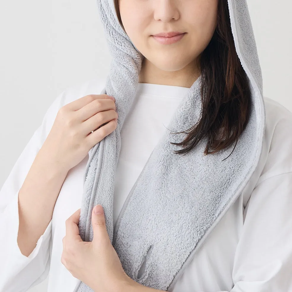 タオルのフードを被る様子