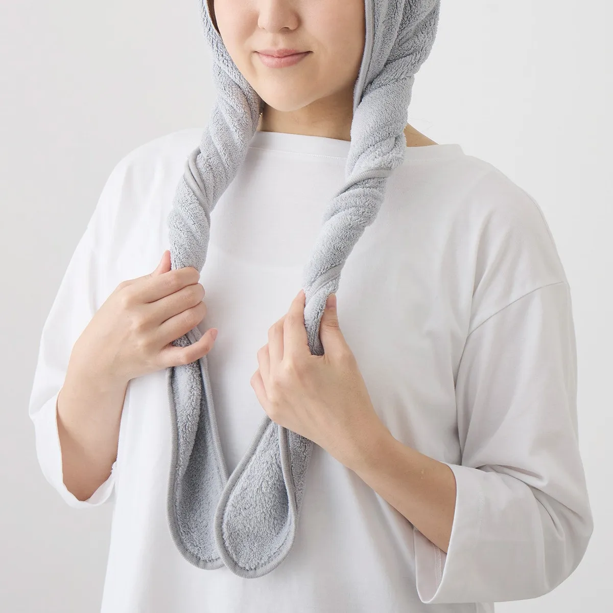 髪をタオルで巻く手順