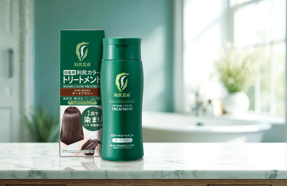 明るいバスルームに置かれた商品ボトルとパッケージ