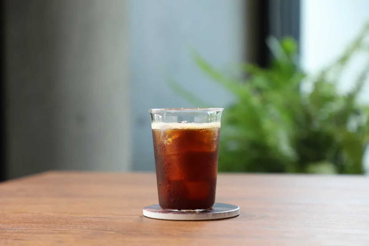 テーブルに置かれた冷たいドリンクグラス