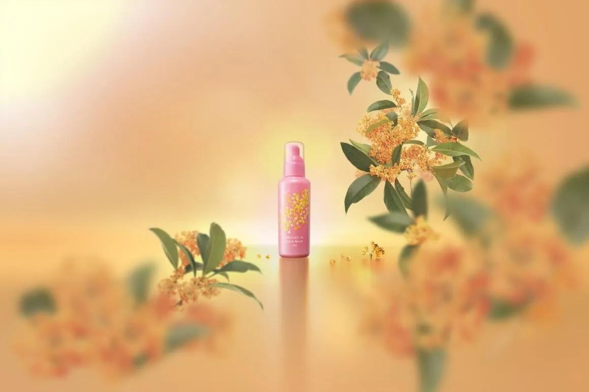 キンモクセイの花々に囲まれた限定デザインのヘアミルクボトル