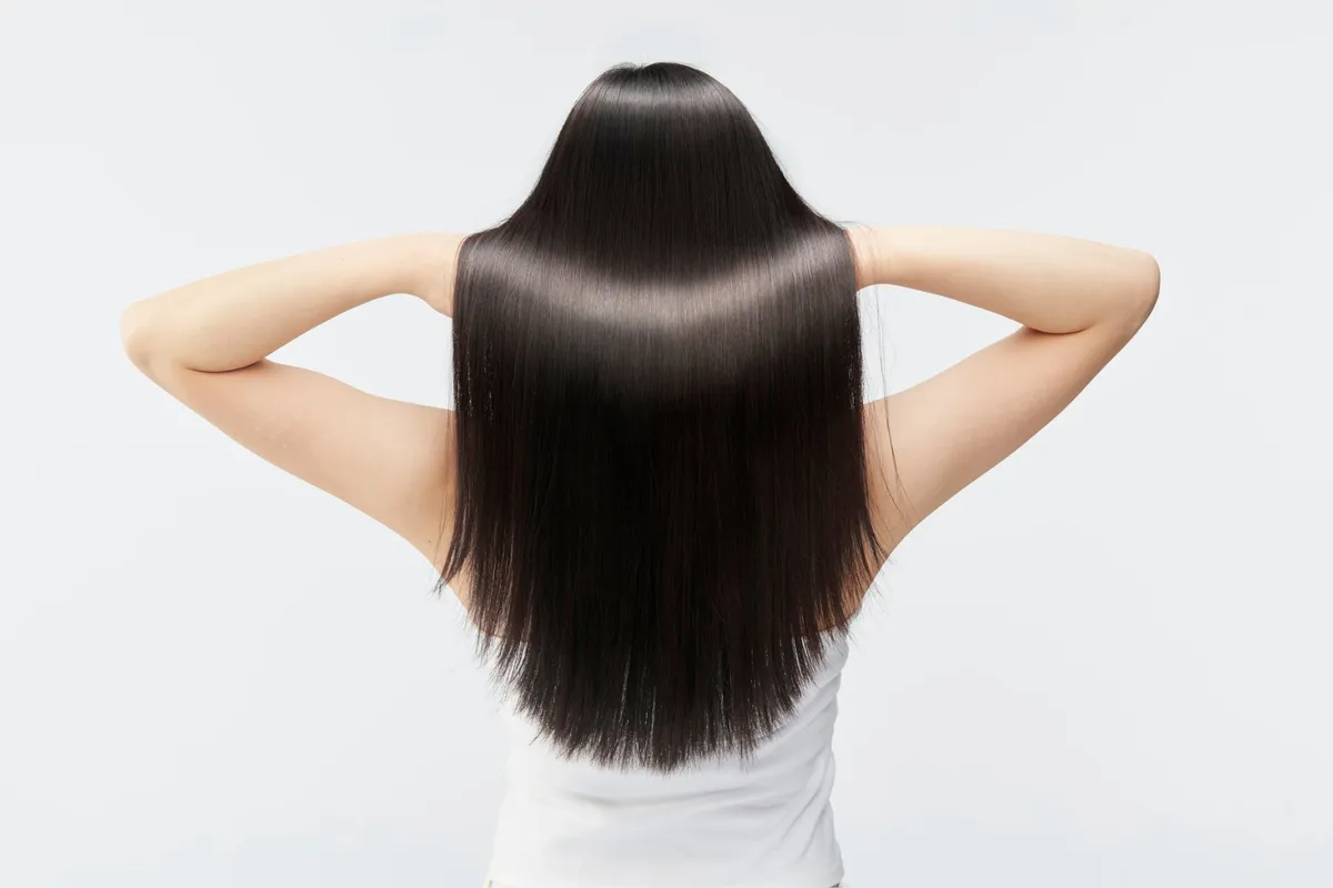 しっとりとまとまり、艶のある美しいロングヘアのバックスタイル