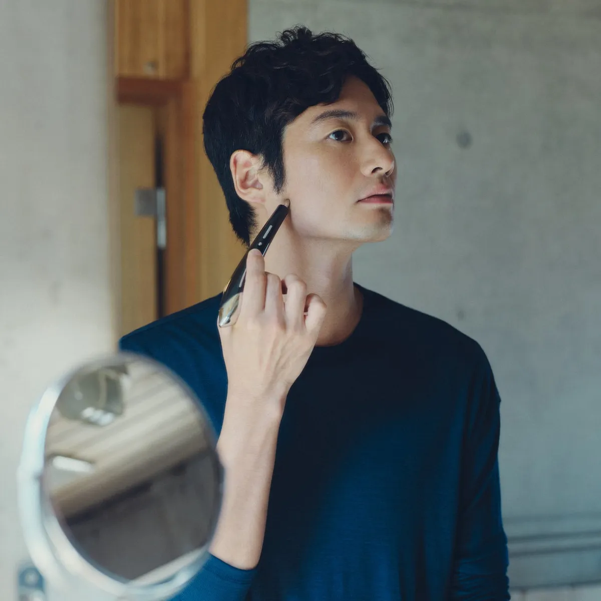 美容スティックを使用する男性の様子