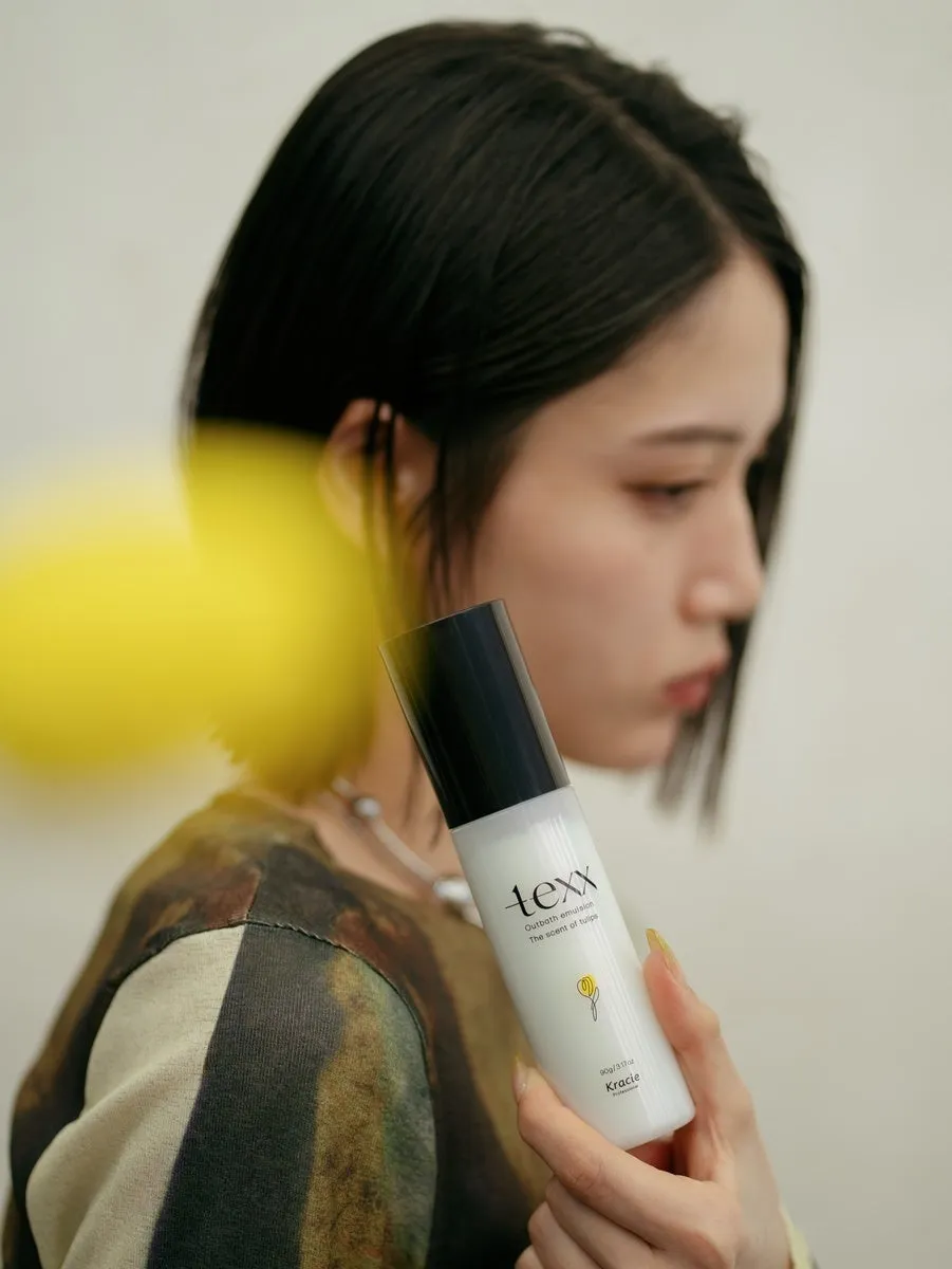 商品を手にする女性と艶やかな髪